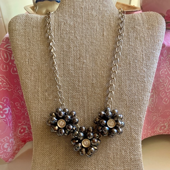 Cute Flower Cluster Beaded Necklace - Picture 3 of 7